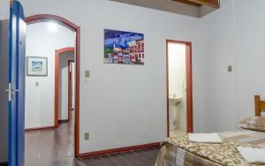 a room with a bedroom with a bed and a mirror at Caminhos De Ouro Preto in Ouro Preto