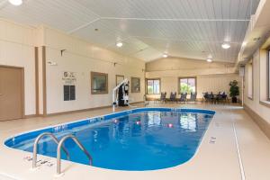 a large swimming pool in a large room with a large pool at Best Western Dutch Valley Inn in New Philadelphia