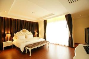 LK Miracle Suite - SHA Extra Plus客房内的一张或多张床位