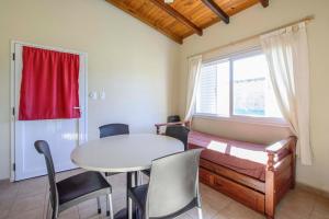 een kamer met een tafel en stoelen en een raam bij Piraka´s in Gualeguaychú