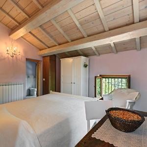 ein Schlafzimmer mit einem großen Bett und einer Schüssel auf einem Tisch in der Unterkunft Agriturismo Agra Mater in Colmurano