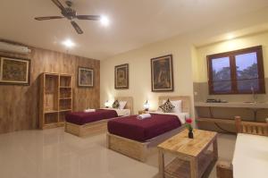 1 dormitorio con 2 camas y lavamanos en Utu Homestay, en Ubud