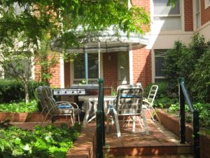 une terrasse avec des chaises et une table avec un parasol dans l'établissement Box Hill Studio Apartment 2, à Box Hill