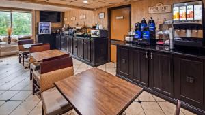 a restaurant with a bar with a table and chairs at Best Western Hazlet Inn in Hazlet