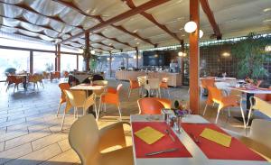 een leeg restaurant met tafels en stoelen en een tafelblad bij Best Western Hotel Cristallo in Rovigo