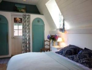 Кровать или кровати в номере Le Moulin Fleuri du Petit Appeville