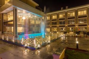 สระว่ายน้ำที่อยู่ใกล้ ๆ หรือใน Hotel Ichchha