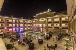 สระว่ายน้ำที่อยู่ใกล้ ๆ หรือใน Hotel Ichchha