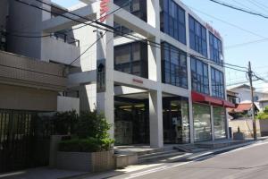 Nagoya Motoyama House B في ناغويا: مبنى على جانب شارع