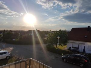 una vista del sole che sorge su un parcheggio di Exklusive moderne 2 Zi. Wohnung in ruhiger Lage a Schechingen