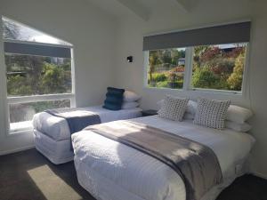 Giường trong phòng chung tại Bayview Lake Taupo