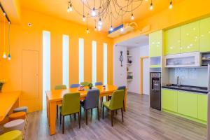 una cucina e una sala da pranzo con tavolo e sedie di Han Tian Slide a Wujie