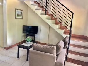 A seating area at Pal-Watson Apartments