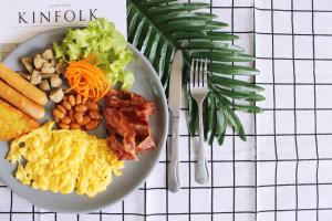 Makanan di atau di tempat lain dekat penginapan