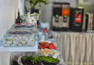 un buffet con huevos y verduras en una mesa en Gun-Ay Hotel en Gümbet