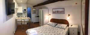 um pequeno quarto com uma cama e uma cozinha em M9 Pantheon Attic 11 em Roma