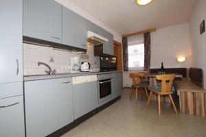 Kuchyň nebo kuchyňský kout v ubytování Lärchenheim Apartments