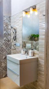 維茨的住宿－Apartamenty Glamour，一间带水槽和镜子的浴室