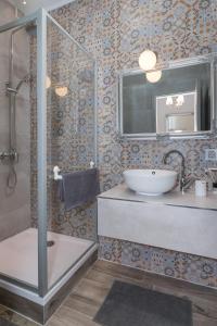 W łazience znajduje się umywalka i prysznic. w obiekcie City Center Rooms w Dubrowniku