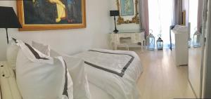 Giường trong phòng chung tại Monte-Carlo