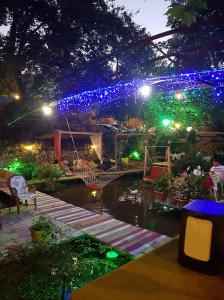 Um jardim em Arikanda River Garden Hotel
