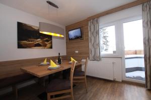 TV a/nebo společenská místnost v ubytování Lärchenheim Apartments