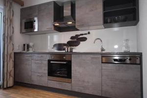 Kuchyň nebo kuchyňský kout v ubytování Lärchenheim Apartments