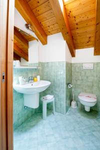 Koupelna v ubytování Albergo Parigi + 33 fotografií