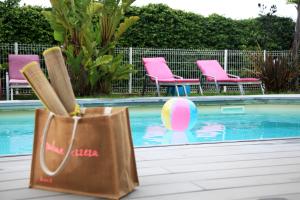 Bazén v ubytování Résidence Le Clos Saint Paul nebo v jeho okolí