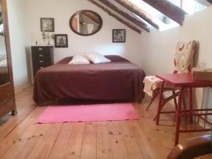 A bed or beds in a room at Jardín de Hoz