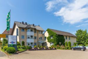 um hotel com um carro estacionado em frente em Trollinger Hof em Bad Oeynhausen