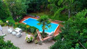 an overhead view of a swimming pool in a garden at Short Rent Il Casale in Capolona