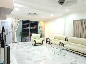 - un salon avec un canapé, des chaises et une table dans l'établissement Lot 4 PD Villa, à Port Dickson