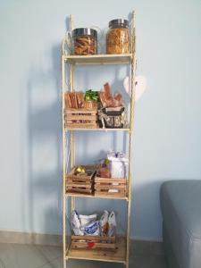 półka z chlebem i innymi produktami spożywczymi w obiekcie Delby's house w mieście Neapol