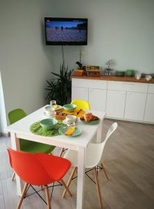 una mesa blanca con comida en la cocina en La Formica en Civitavecchia