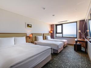 Кровать или кровати в номере Grabel Hotel Jeju