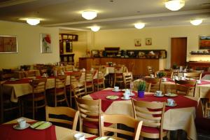 a dining room with tables and chairs with red table cloth at St. Jobser Hof in Würselen