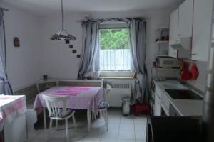 een keuken met een tafel met een roze tafelkleed erop bij Casa Papa in Friedberg