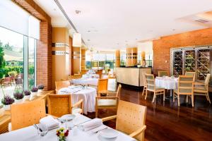 Reštaurácia alebo iné gastronomické zariadenie v ubytovaní Regent Warsaw Hotel