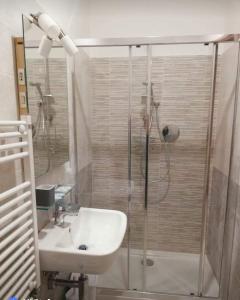 bagno con doccia, lavandino e doccia di Albergo Torino ad Albenga