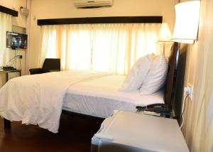 Postel nebo postele na pokoji v ubytování Creek Hotel - Panaji