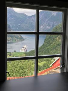una ventana con vistas a una masa de agua en Solbakken Cabins en Geiranger