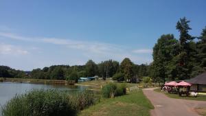 a picnic area next to a lake with a bridge at Chata Dolce I in Trutnov