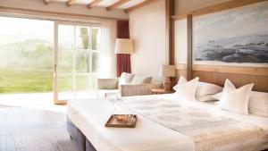 sypialnia z dużym łóżkiem i dużym oknem w obiekcie Adler Spa Resort Thermae w mieście Bagno Vignoni