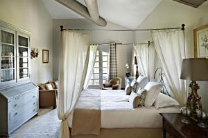 Кровать или кровати в номере Hôtel Villa Marie Saint Tropez