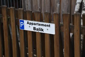 Ein Schild auf einem Zaun, auf dem steht, dass Apartment Ballpark in der Unterkunft Ferienappartement Balik in Bad Staffelstein