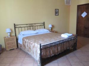 レヴェラーノにあるB&B Largo Fontanaのベッドルーム1室(大型ベッド1台、ナイトスタンド2台付)
