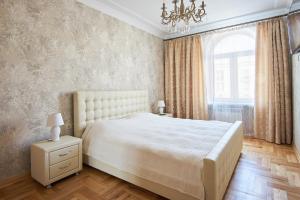 1 dormitorio con cama blanca y ventana en Studiominsk 9 Apartments, en Minsk