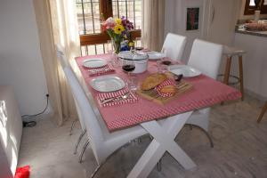 mesa de comedor con mantel rosa en Calle Rigoletto Villamartin Costa Blanca, en Villamartin