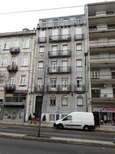 リスボンにあるレジデンシア アルミランテの建物前に停車する白いバン